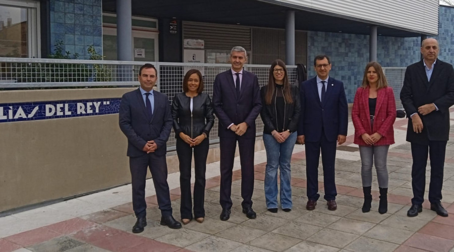 El IES de Olías del Rey recibe la visita del Delegado de la Junta y la alcaldesa de la localidad